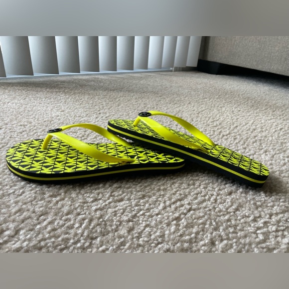 Michael Kors Eva Flip Flops NWOT - Picture 6 of 6